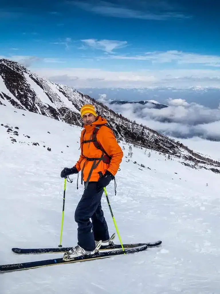 Skiing in Gulmarg icon