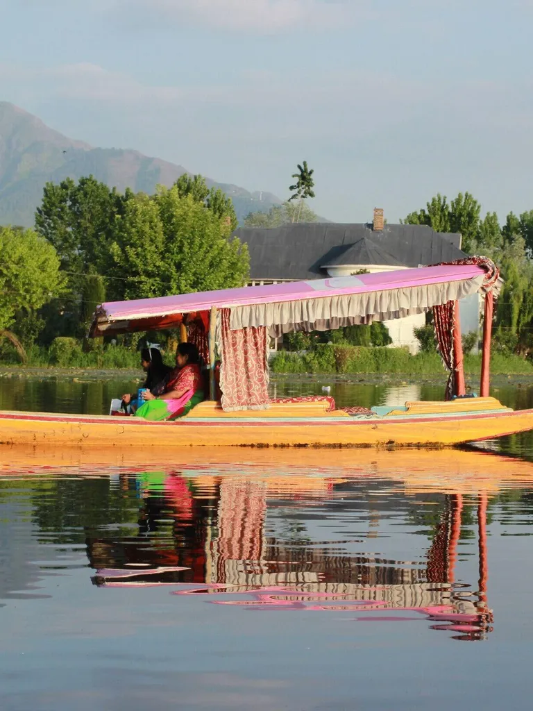  Nigeen Lake
