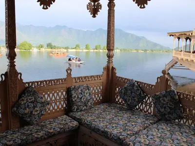 Luxury vs. Budget Houseboats in Kashmir: Price Comparison & What You Actually Get