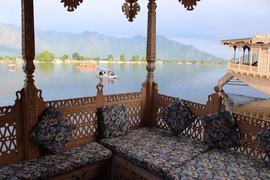 Luxury vs. Budget Houseboats in Kashmir: Price Comparison & What You Actually Get