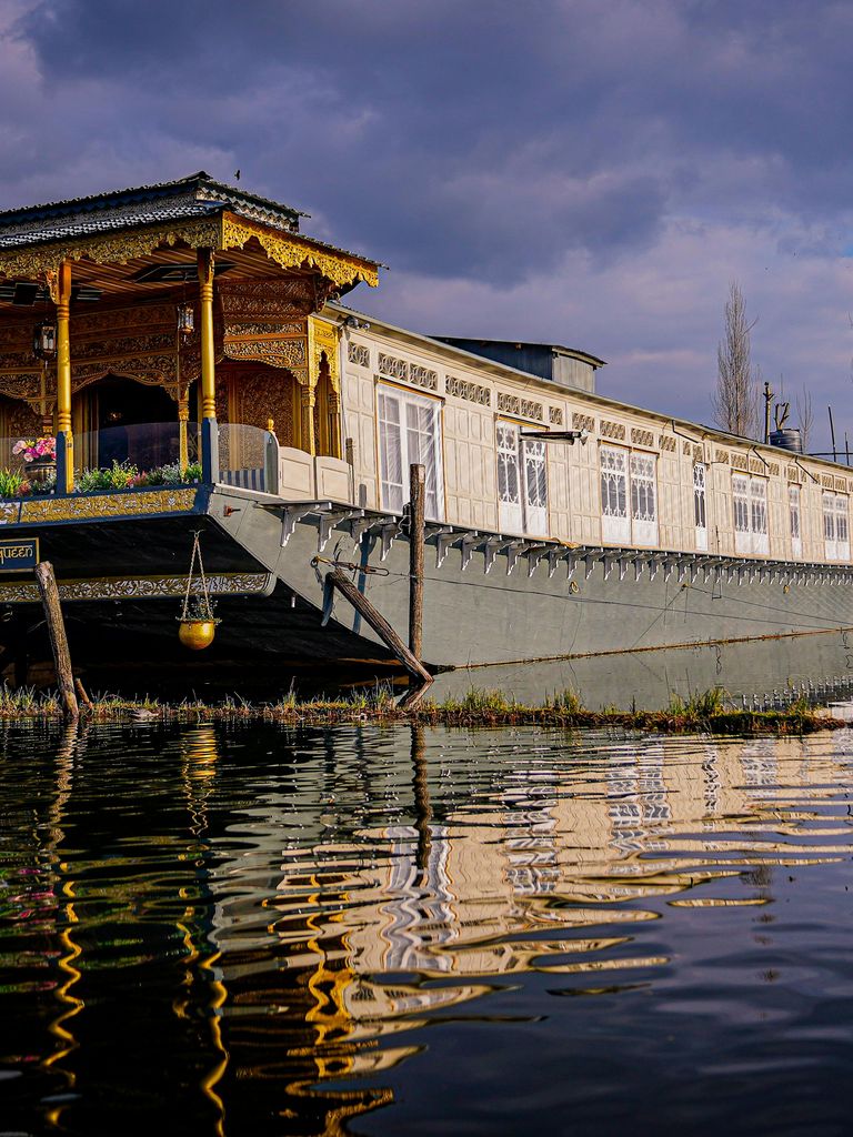 Staying in a Traditional Houseboat icon