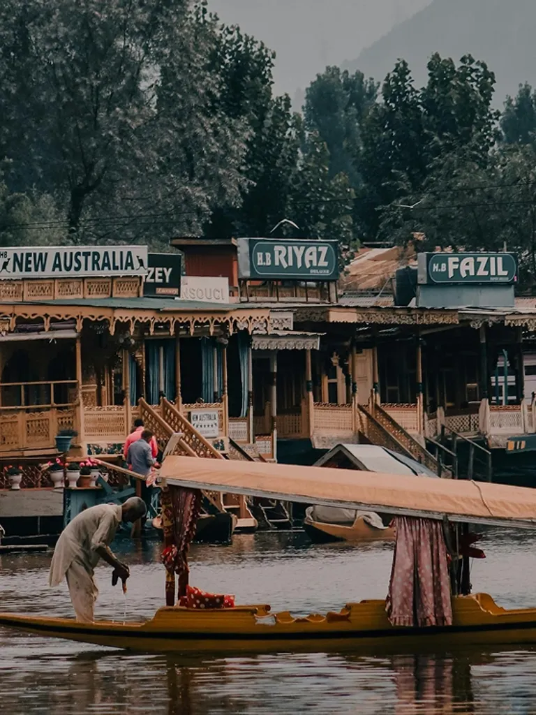 Shikara ride and houseboat stay on Dal Lake